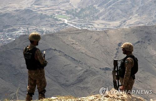 아프간 국경 지대를 순찰하는 파키스탄 군인.