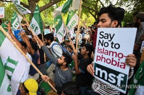  16일 인도 뉴델리에서 무슬림에 대한 폭력을 중단하라고 호소하는 시위대.