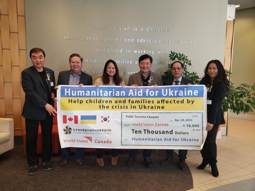 민주평통 토론토협의회, 월드비전에 우크라 난민돕기 성금 전달