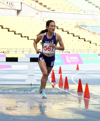 여자 3,000ｍ 장애물 경기 우승자 조하림