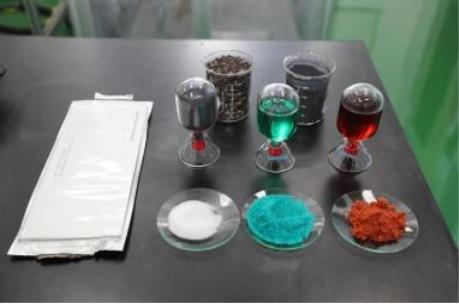폐배터리셀(왼쪽)에서 분리 추출한 탄산리튬(흰색), 황산니켈(청록색), 황산코발트(붉은색) 원료. [한국지질자원연구원 제공. 재판매 및 DB 금지]