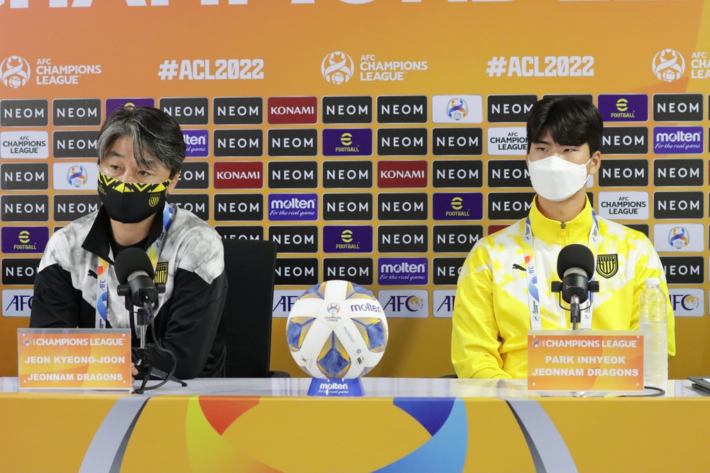 기자회견 하는 전경준 전남 감독(왼쪽)과 박인혁