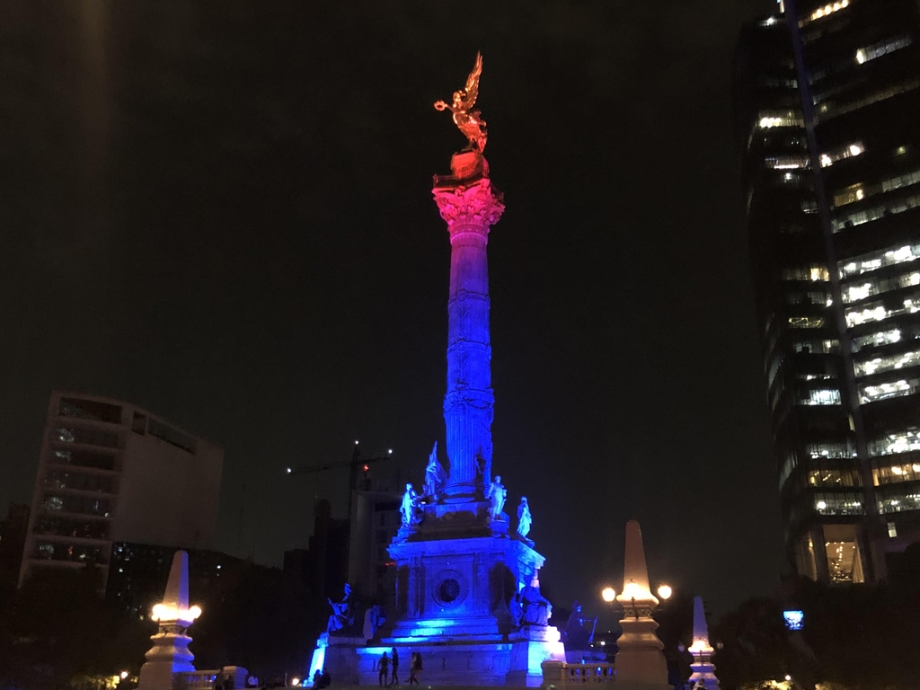 태극 빛깔로 물든 멕시코시티 독립기념탑