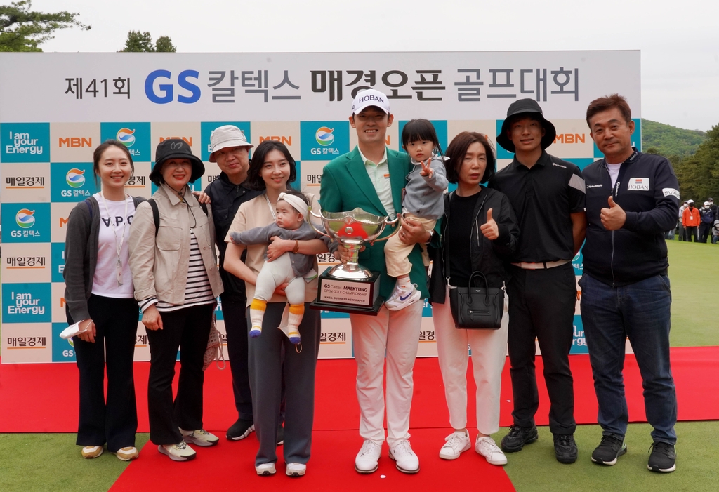 부모, 아내, 두 딸 등 3대가 모여 우승을 자축하는 김비오.