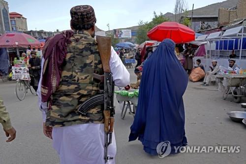 탈레반 여성 부르카 착용 명령에 반발 조짐…곳곳서 얼굴 드러내