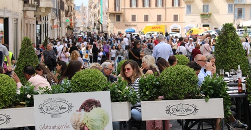 스페인 계단 인근 음식점 야외 테이블을 가득 메운 관광객들