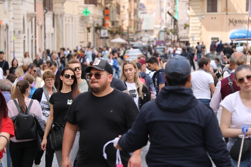 마스크에서 해방된 로마 거리의 관광객들