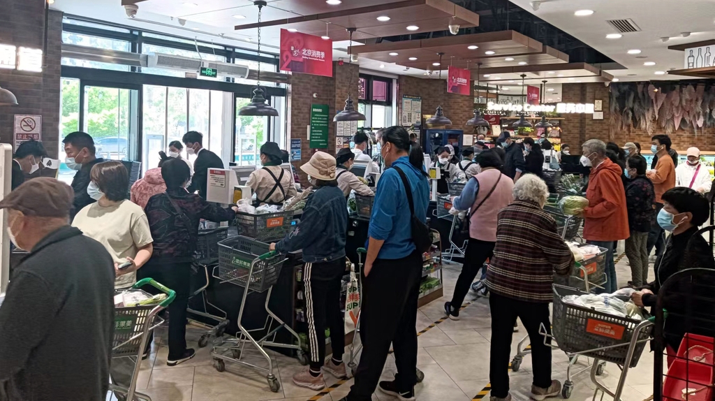 봉쇄 대비해 식료품 사는 베이징 시민들