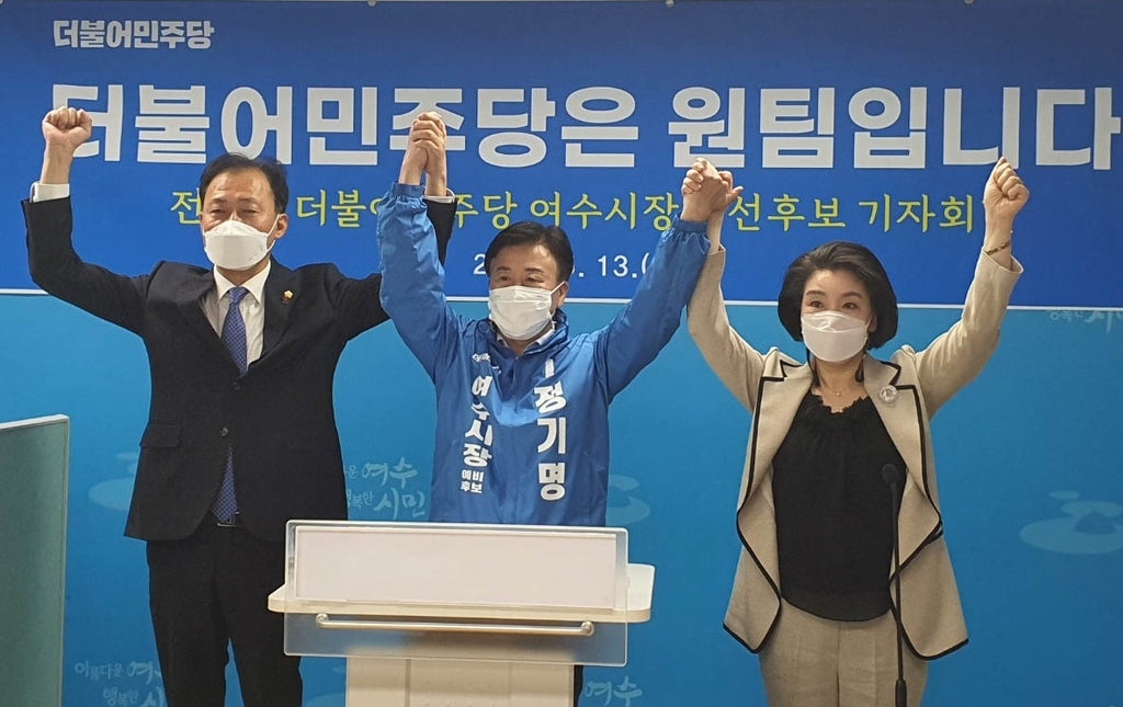 손잡은 후보들(왼쪽부터 전창곤 예비후보·정기명 후보·김유화 예비후보)