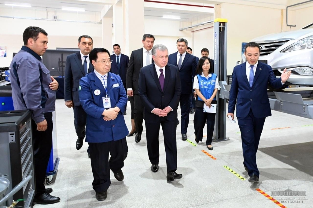 페르가나 직업훈련원을 돌아보는 미르지요예프 우즈베키스탄 대통령