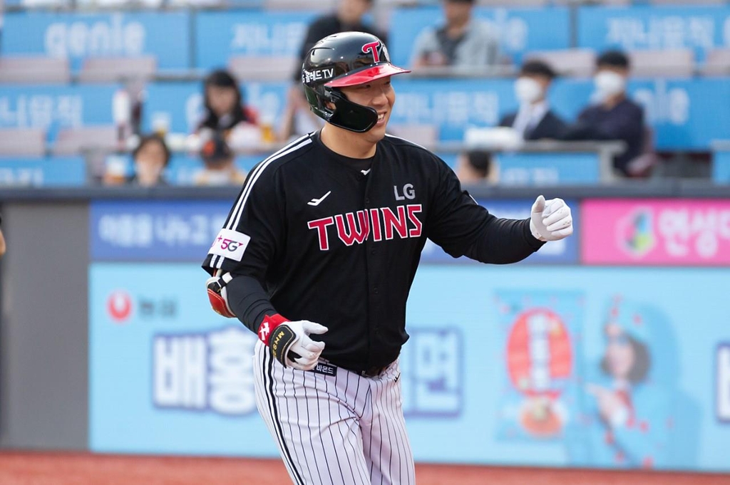 홈런을 친 뒤 기뻐하는 LG 트윈스 김현수