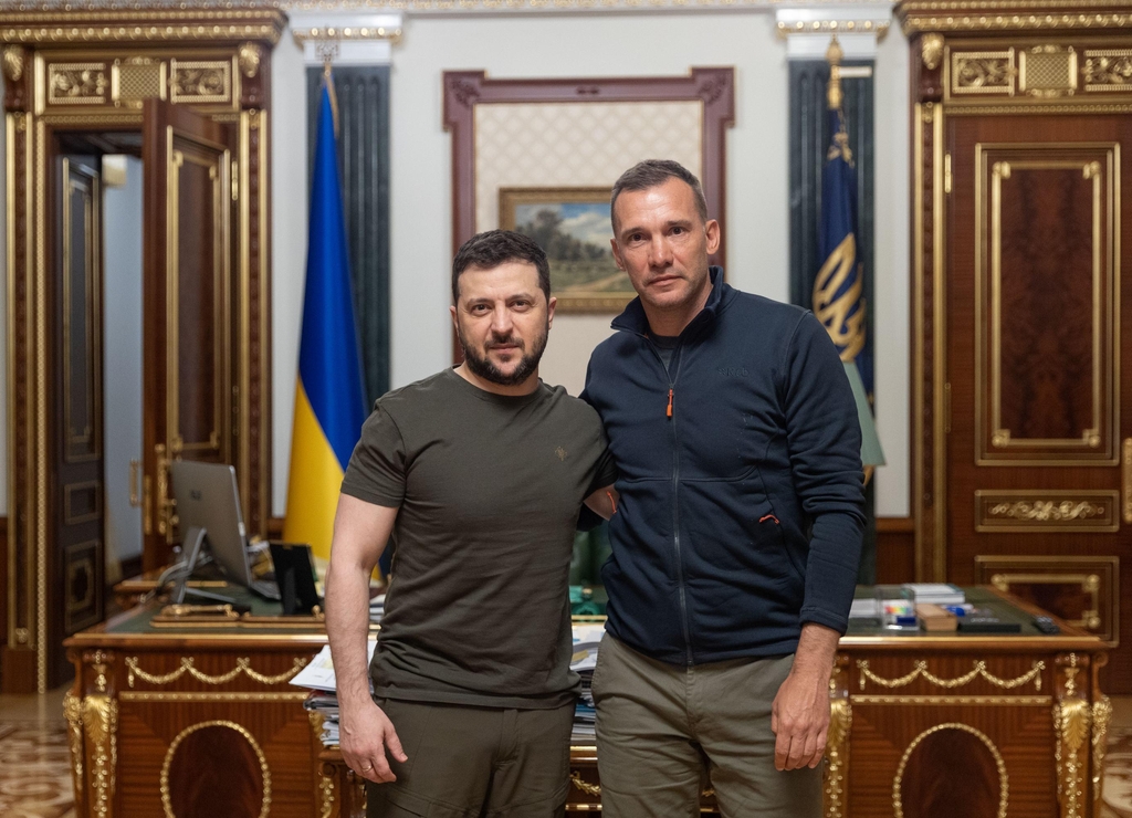 볼로디미르 젤렌스키 우크라이나 대통령(왼쪽)과 안드리 셰우첸코(오른쪽)