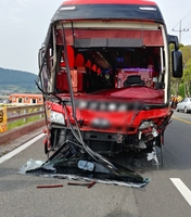 유치원 현장학습 버스와 승용차 정면충돌…1명 사망·4명 부상