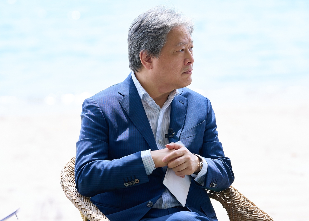 제75회 칸국제영화제 경쟁부문 진출작 '헤어질 결심'을 연출한 박찬욱 감독