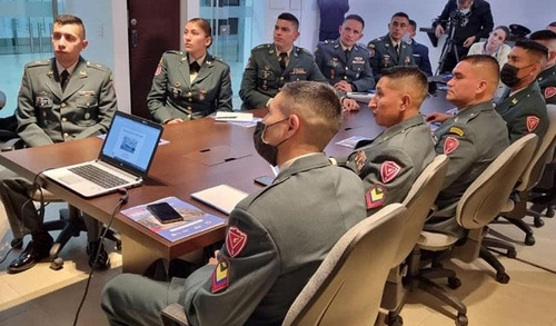 지뢰 제거 관련 교육을 받고 있는 콜롬비아 군인들