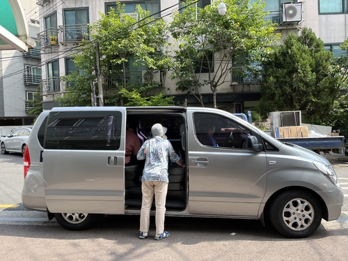 김홍미 씨가 주간보호센터 차 안을 둘러보는 모습
