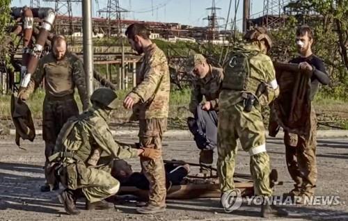 아조우스탈 제철소서 투항한 뒤 몸수색 당하는 우크라이나군