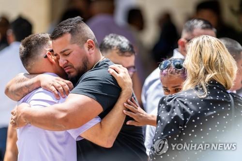 텍사스주 초등학교 총격에 희생된 애머리 가자 장례식에 참석한 추모객들