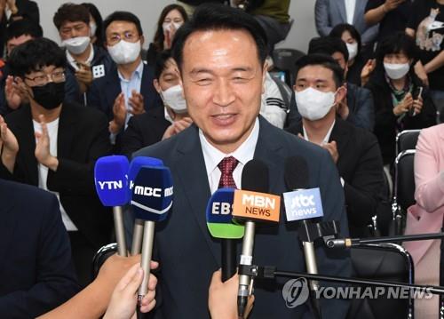 인터뷰하는 임태희 경기교육감 후보