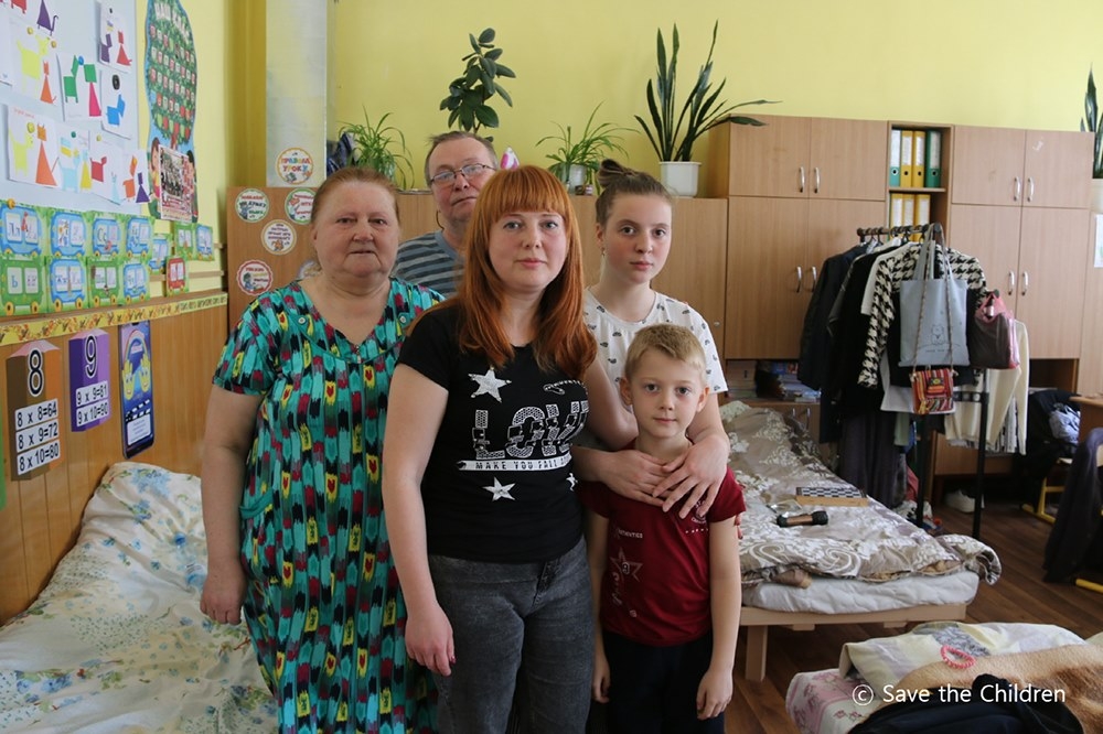 우크라이나의 마리아 양과 가족이 학교 교실에 마련된 대피소에서 거주하고 있다. [세이브더칠드런 제공]