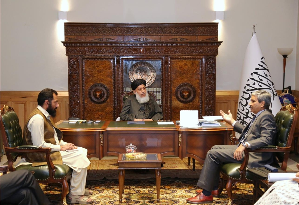  2일 아프간 카불을 방문한 J.P. 싱 외교부 차관(오른쪽)