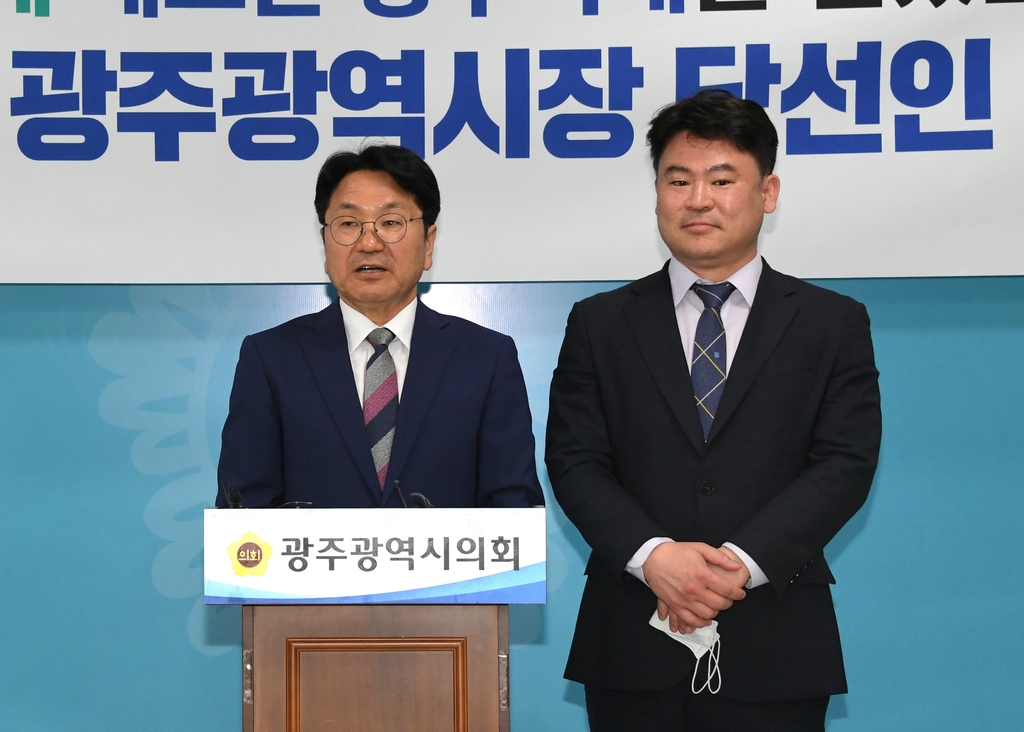 강기정(왼쪽) 광주시장 당선인과 김준하 인수위원장