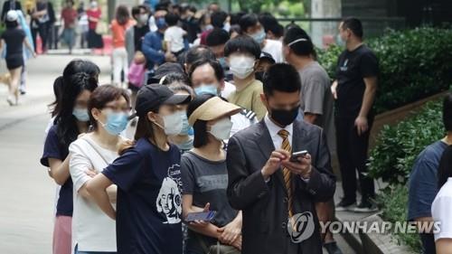 코로나 검사받으려 줄 선 상하이 시민들
