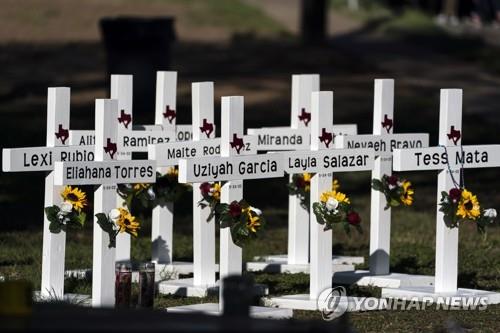 미 텍사스주 유밸디 초등학교 총기 사고 희생자 추모 십자가들(2022.5.27)