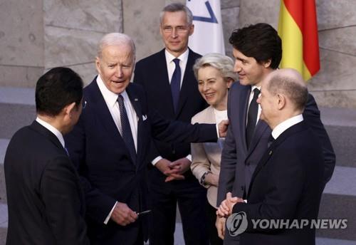 G7 leaders having a conversation [AP=연합뉴스 자료사진]