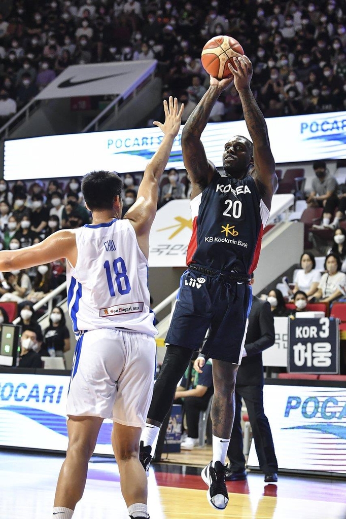 중거리 슛을 던지는 라건아