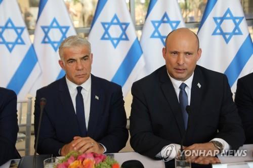 나프탈리 베네트 이스라엘 총리(오른쪽)와 야이르 라피드 외무장관(왼쪽)