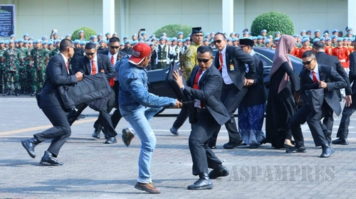 경호 시범을 보이는 인도네시아 대통령 경호군