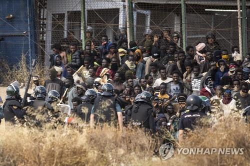 모로코-스페인령 멜리야 국경에 모여든 이주민들