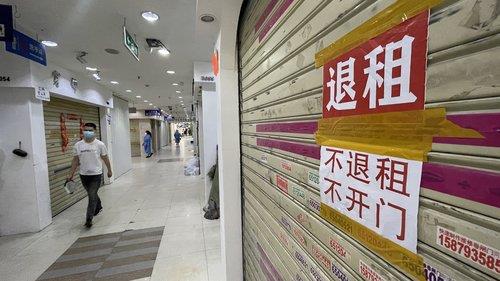 상하이 봉쇄 충격으로 문 닫은 상하이 치푸루 의류도매시장점포들