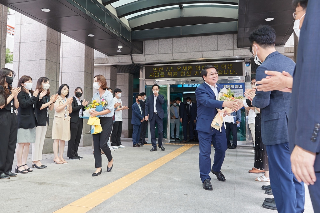 직원들과 인사하는 오세현 시장(오른쪽)과 아내 윤순원 여사