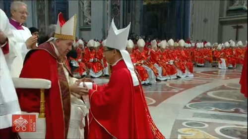 29일(현지시간) 프란치스코 교황에게서 팔리움을 받는 정순택 대주교