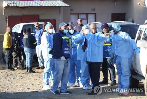 지난 26일 남아공 십대 집단 의문사 현장을 조사하는 경찰과 수사관들.