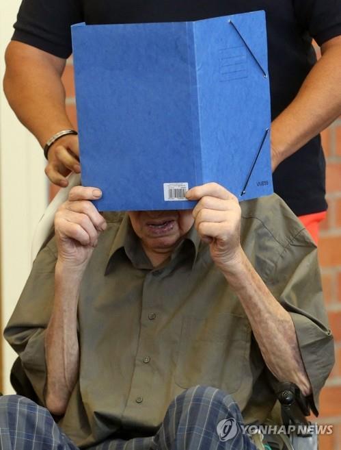 재판정에서 얼굴 가린 101세 독일 나치부역자