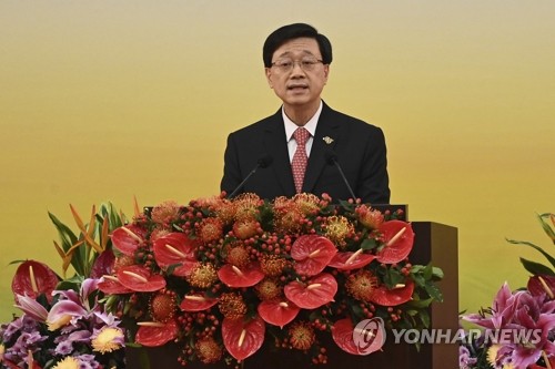 홍콩 행정장관 첫 인터뷰서 시진핑 찬양…"홍콩에 깊은 배려"