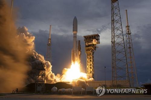 WFOV 시험 위성을 싣고 발사되는 아틀라스Ⅴ 로켓 