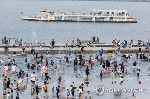 지난달 25일 서울 영등포구 여의도 물빛광장에서 시민들이 물놀이를 하며 더위를 식히고 있다. [연합뉴스 자료사진]
