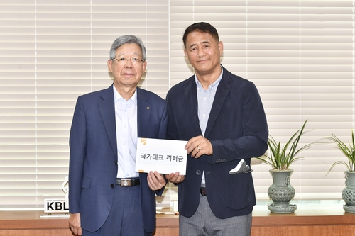 KBL 김희옥 총재, '아시아컵 참가' 농구대표팀에 격려금