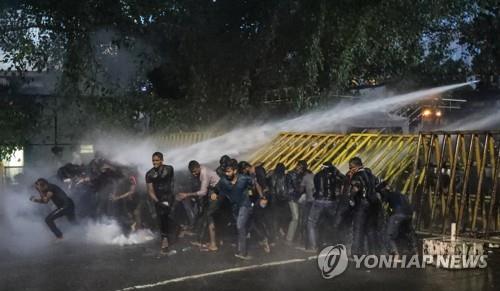 8일 스리랑카 수도 콜롬보에서 물대포로 시위대를 진압하는 경찰.
