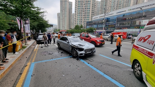 부산서 승용차가 차량·행인 연쇄추돌…5명 부상