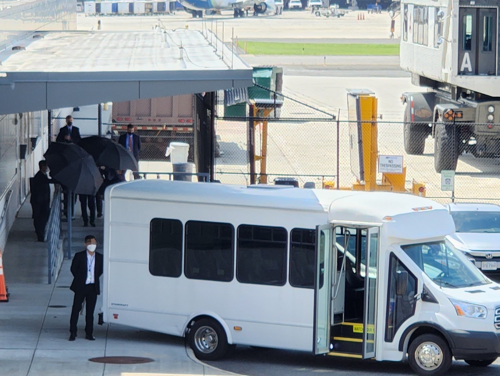 미국에 도착한 뒤 우산으로 얼굴 가리고 차량으로 이동하는 김규현 국정원장