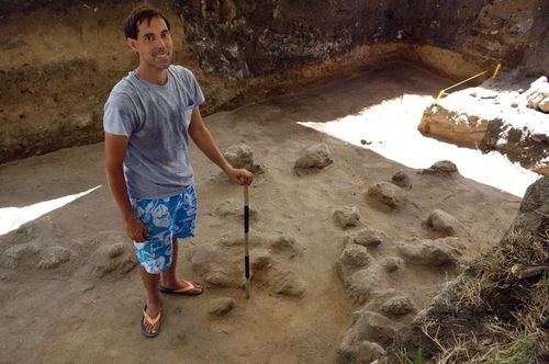 티니안섬 유적 발굴 현장과 카슨 박사 