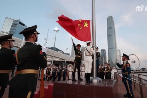 중국군 창건일에 홍콩 주둔 인민해방군 첫 공개 국기 게양식