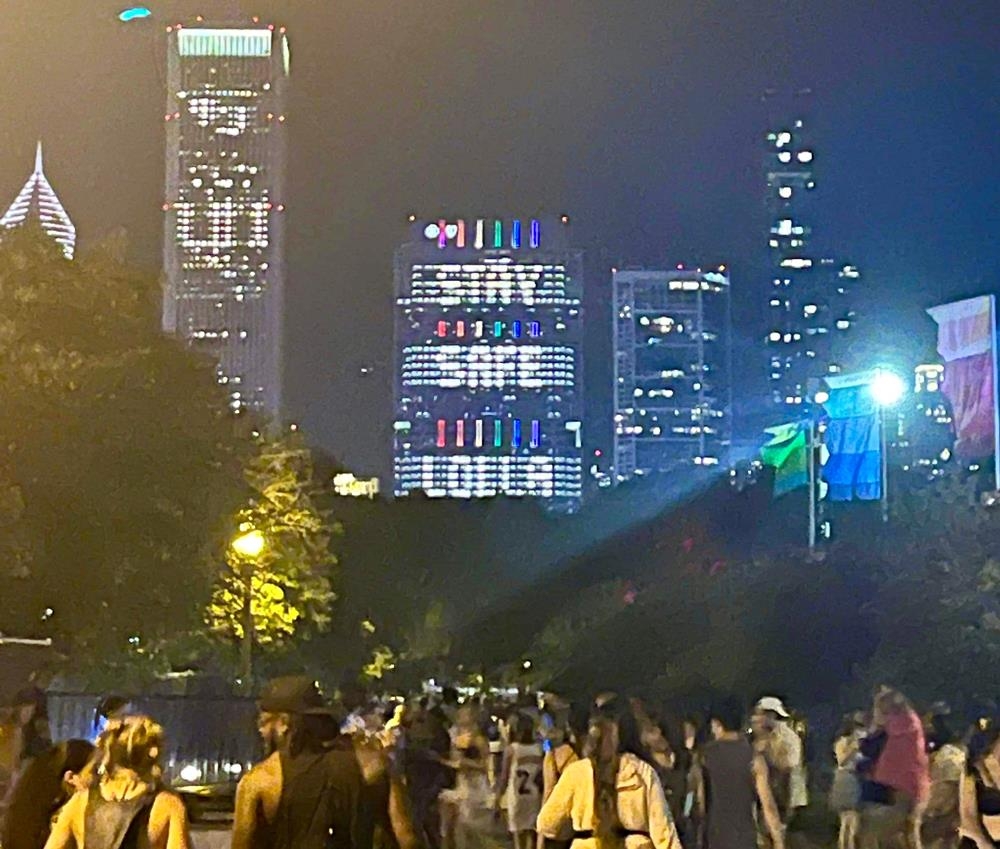 시카고 도심 빌딩을 전광판 삼은 2022 시카고 롤라팔루자 불빛 메시지
