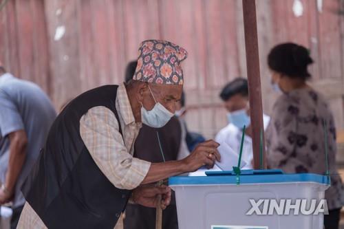 지난 5월 지방 선거에서 투표하는 네팔 시민.