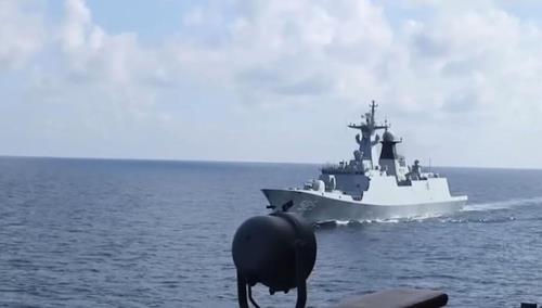 중국군 구축함 감시하는 대만군 함정